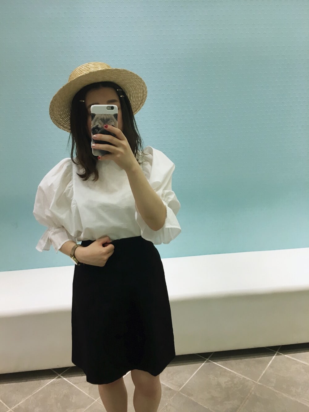 「夏、夏コーデ、カンカン帽、スカート、ミニスカート、Green Parks、earth music&ecology、ブラウス、モノトーン、大人カジュアル」｜「Green　Parksの・ボリュームスリーブ7分袖ブラウス（シャツ/ブラウス、ホワイト系）」を使った、ちあきさん（レディース・156cm）の春コーディネートの1枚目の写真