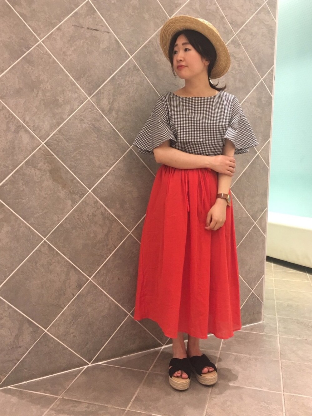 「夏、大人カジュアル、大人ガーリー、カンカン帽、赤、スカート、ギンガムチェック、ブラウス、サンダル、earth music&ecology」｜「Green　Parksの・ギンガムチェックブラウス（シャツ/ブラウス、ブラック系）」を使った、ちあきさん（レディース・156cm）の春コーディネートの1枚目の写真