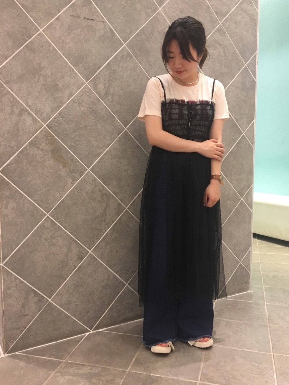 「ootd、夏、オトナカジュアル、レース、ロゴT、ワイドパンツ、チュール、ワンピース、スポーツサンダル、earth music&ecology」｜「earth music&ecologyのBIGロゴTシャツ（Tシャツ/カットソー、ベージュ系）」を使った、ちあきさん（レディース・156cm）の春コーディネートの1枚目の写真