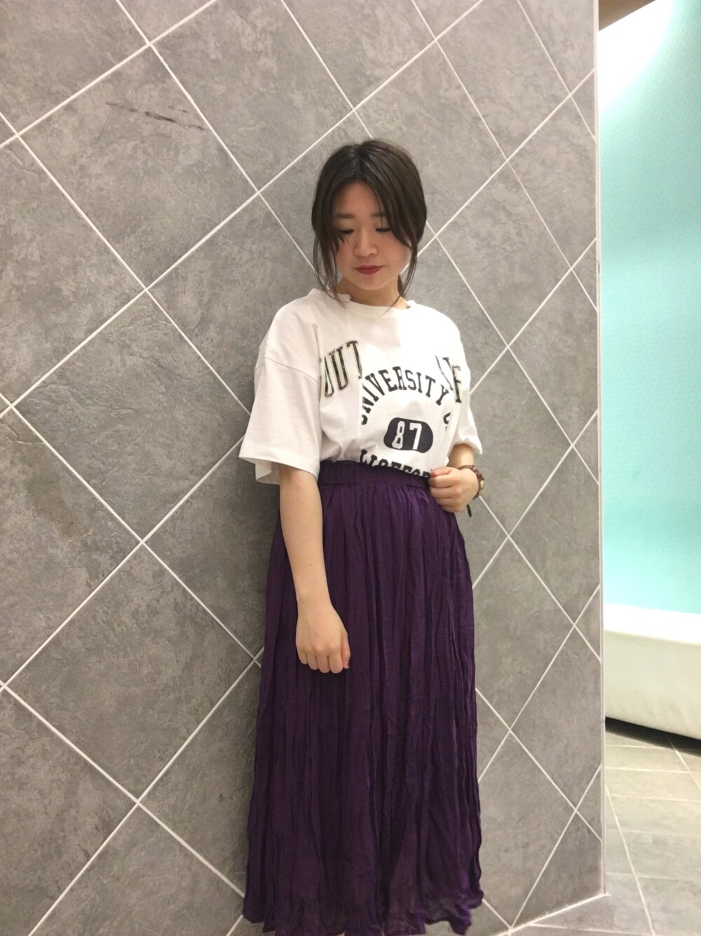 「夏コーデ、Tシャツ、スカート、カジュアル、オトナカジュアル、プチプラ、Green Parks、パープル、大人カジュアル、ラクチンコーデ」｜「Green　Parksのアイテム（Tシャツ/カットソー、ホワイト系）」を使った、ちあきさん（レディース・156cm）の春コーディネートの1枚目の写真