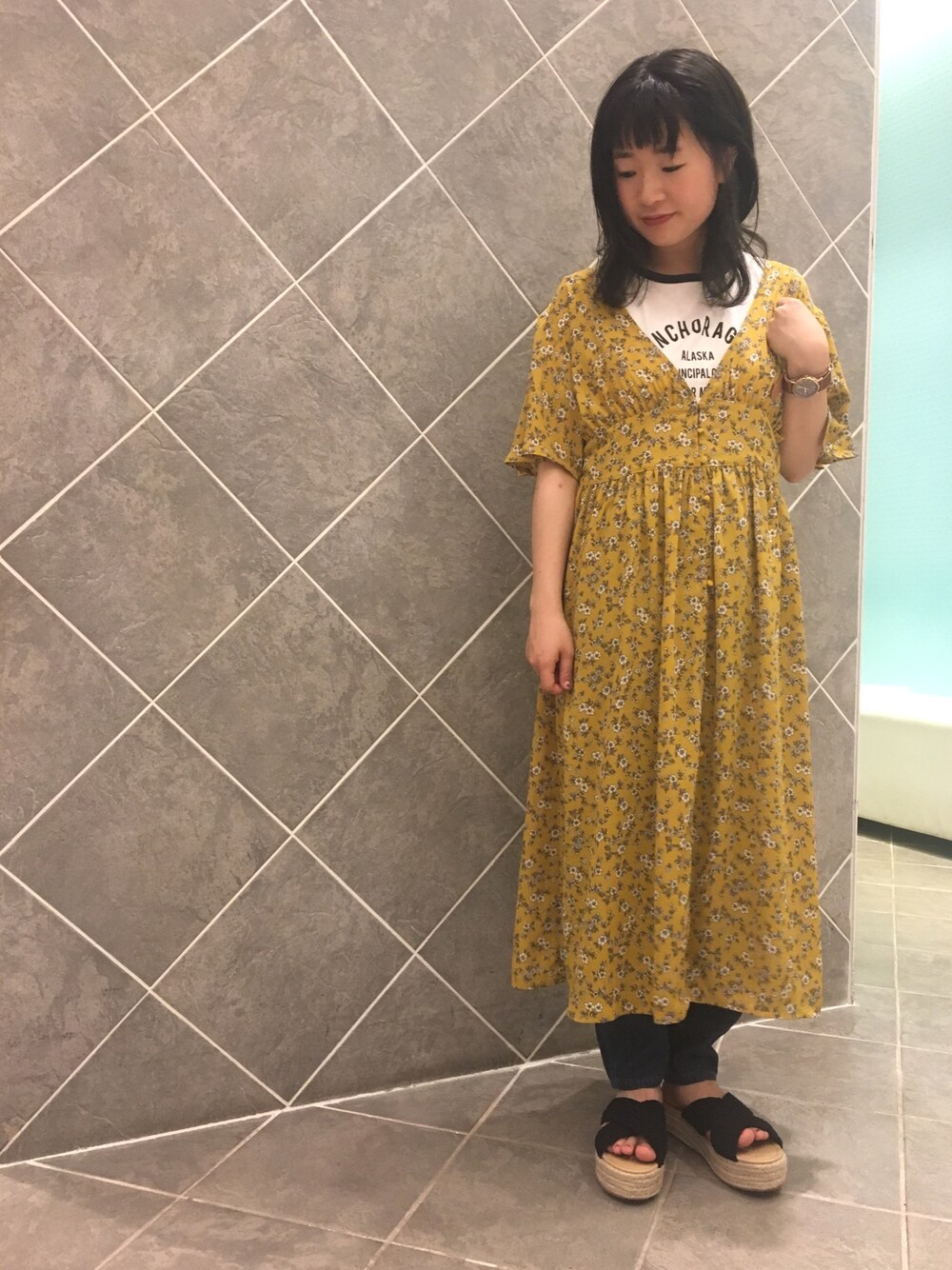 「夏コーデ、花柄、小花柄、レトロ、earth music&ecology、Green Parks、ロゴT、デニム、おしゃれさんと繋がりたい、大人カジュアル」｜「earth music&ecologyの・プリントガウンワンピース ○（ワンピース、イエロー系）」を使った、ちあきさん（レディース・156cm）の春コーディネートの1枚目の写真