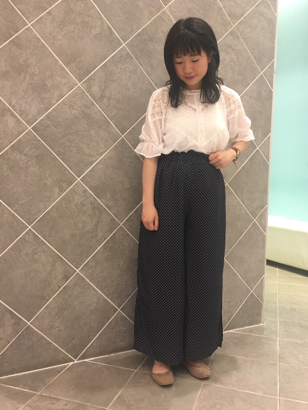 「大人カジュアル、レースブラウス、ドット、ドット柄、ワイドパンツ、プチプラコーデ、パンツスタイル、ラクチンコーデ、Green Parks、ゆるコーデ」｜「Green　Parksの・Vレース切替ブラウス（シャツ/ブラウス、ホワイト系）」を使った、ちあきさん（レディース・156cm）の春コーディネートの1枚目の写真