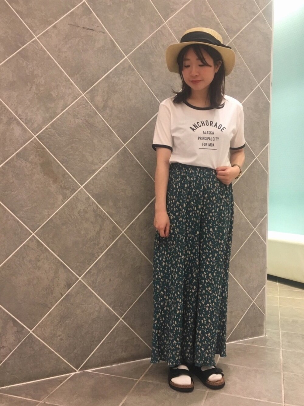 「ラクチンコーデ、大人カジュアル、花柄、花柄パンツ、ロゴT、カンカン帽、サンダル、夏コーデ、Green Parks、おしゃれさんと繋がりたい」｜「Green　Parksの・ロゴTシャツ（Tシャツ/カットソー、ホワイト系）」を使った、ちあきさん（レディース・156cm）の春コーディネートの1枚目の写真