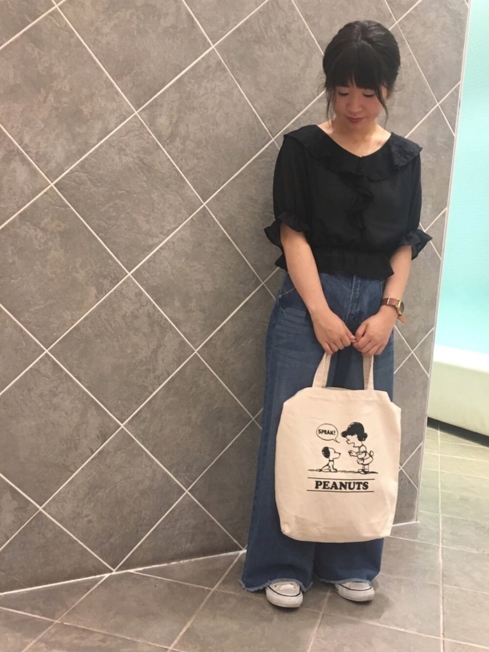 「ブラウス、レースブラウス、デニム、ワイドパンツ、大人カジュアル、スニーカー、converse、デニムパンツ、earth music&ecology、Green Parks」｜「earth music&ecologyの・レースフリル衿ブラウス（シャツ/ブラウス、ブラック系）」を使った、ちあきさん（レディース・156cm）の夏コーディネートの1枚目の写真
