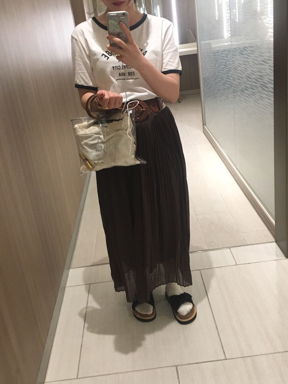 「大人カジュアル、シンプルコーデ、ロングスカート、Tシャツ、ロゴT、Green Parks、AMERICAN HOLIC、夏コーデ、ブラウン、プチプラ」｜「Green　Parksの・ロゴTシャツ（Tシャツ/カットソー、ホワイト系）」を使った、ちあきさん（レディース・156cm）の夏コーディネートの1枚目の写真