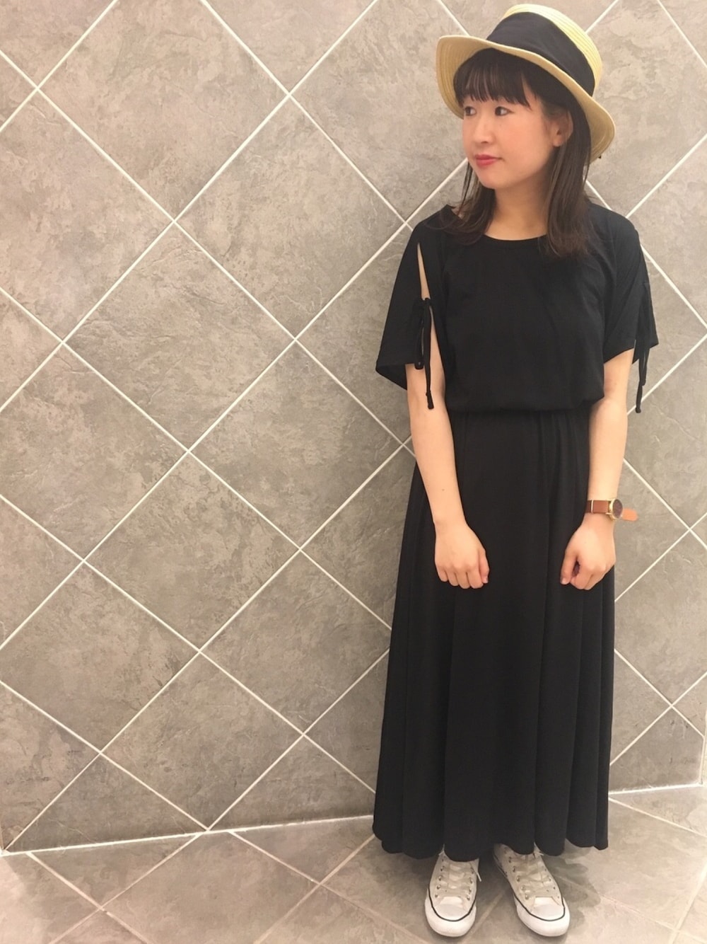 「オトナカジュアル、ブラック、ワンピース、ワンピース×スニーカー、シンプル、モノトーン、カンカン帽、Green Parks、ラクチンコーデ、夏」｜「Green　Parksの・ビッグリボンカンカンハット（ハット、ベージュ系）」を使った、ちあきさん（レディース・156cm）の夏コーディネートの1枚目の写真