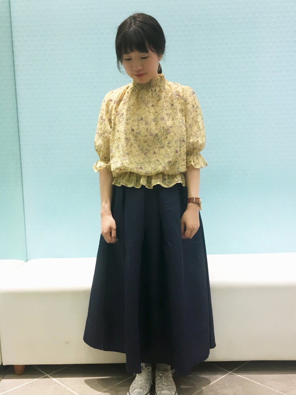 「夏、ガーリー、ブラウス、花柄、スカート、ロングスカート、コンバース、Green Parks、プチプラ、楽チンコーデ」｜「Green　Parksの・フラワーptシャーリングブラウス（シャツ/ブラウス、イエロー系）」を使った、ちあきさん（レディース・156cm）の夏コーディネートの1枚目の写真