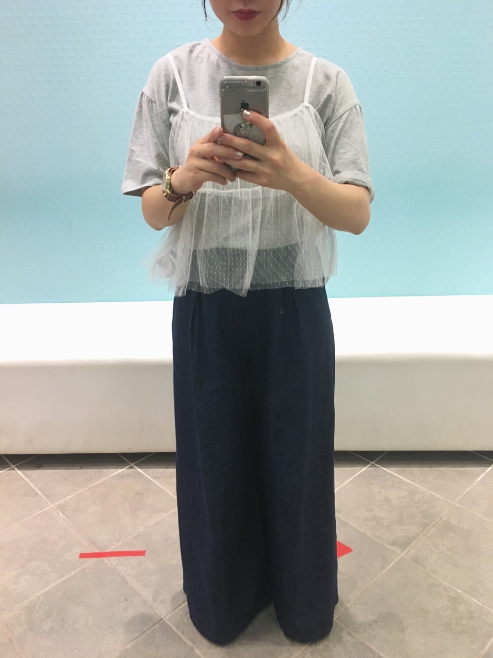 「大人カジュアル、チュール、ビスチェ、カジュアル、デニム、ワイドパンツ、スニーカー、プチプラコーデ、Green Parks、Ray Cassin」｜「Green　Parksの・RAYCASSIN SET2点Tシャツ×チュールキャミ（Tシャツ/カットソー、ホワイト系）」を使った、ちあきさん（レディース・156cm）の夏コーディネートの1枚目の写真
