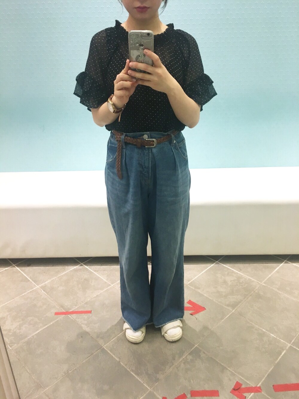 「大人カジュアル、ドット柄、ブラウス、デニム、ワイドパンツ、黒、ラクチンコーデ、プチプラ、earth music&ecology、Green Parks」｜「earth music&ecologyの・シフォンドットプリントブラウス ●（シャツ/ブラウス、ブラック系）」を使った、ちあきさん（レディース・156cm）の夏コーディネートの1枚目の写真