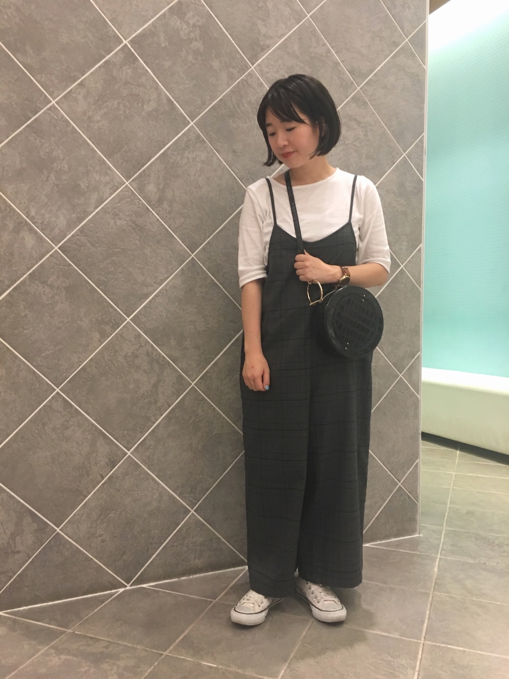 「シンプル、秋コーデ、チェック、サロペット、プチプラ、Green Parks、大人カジュアル、オトナカジュアル、モノトーン、Tシャツ」｜「Green　Parksのワイドリブ5分袖カットプルオーバー（Tシャツ/カットソー、ホワイト系）」を使った、ちあきさん（レディース・156cm）の夏コーディネートの1枚目の写真