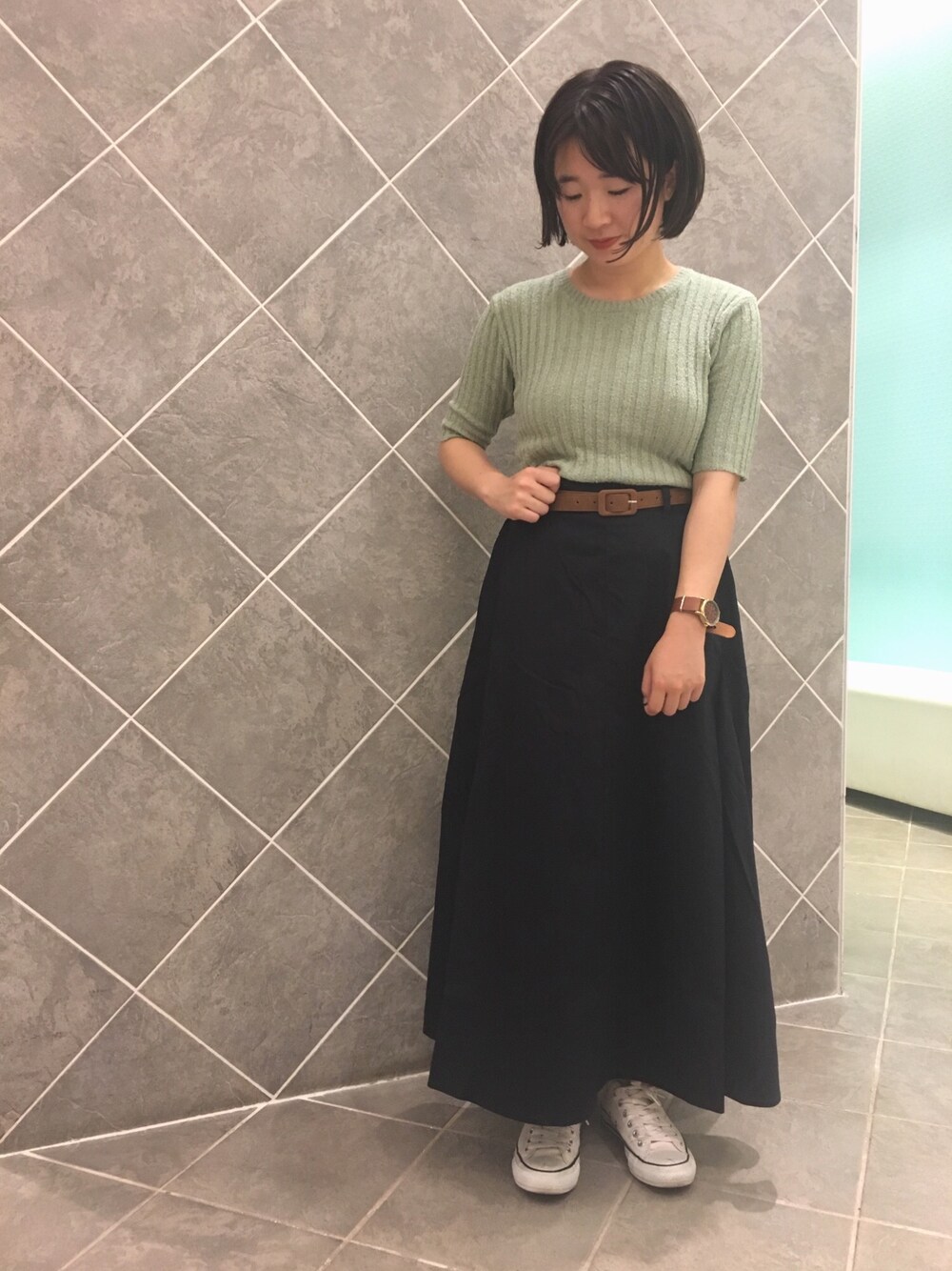 「カジュアルコーデ、スカート、ロング丈、ミントグリーン、ニット、オトナカジュアル、大人カジュアル、Green Parks、converse、ハイウエスト」｜「Green　Parksのブークレニット5分袖プルオーバー（ニット/セーター、グリーン系）」を使った、ちあきさん（レディース・156cm）の夏コーディネートの1枚目の写真
