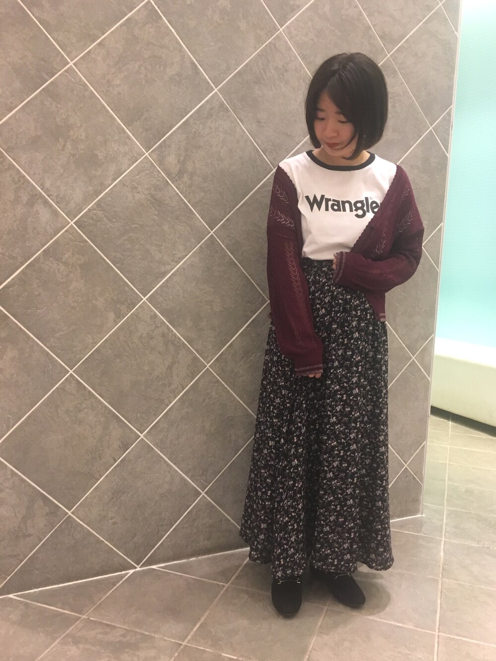 「Wrangler、Green Parks、Ray Cassin、オトナカジュアル、花柄、ロングスカート、ロゴT、秋のコーデ、カジュアル、ラクチンコーデ」｜「WranglerのWR リンガーTシャツ（Tシャツ/カットソー、ブラック系）」を使った、ちあきさん（レディース・156cm）の夏コーディネートの1枚目の写真