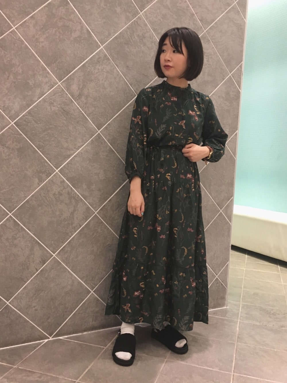 「秋コーデ、ワンピース、花柄、花柄ワンピース、ボア、おしゃれさんと繋がりたい、大人カジュアル、大人コーデ、秋のコーデ、ショートヘア」｜「LHELBIEの・LHELBIE 花柄ptティアードワンピース（ワンピース、グリーン系）」を使った、ちあきさん（レディース・156cm）の夏コーディネートの1枚目の写真