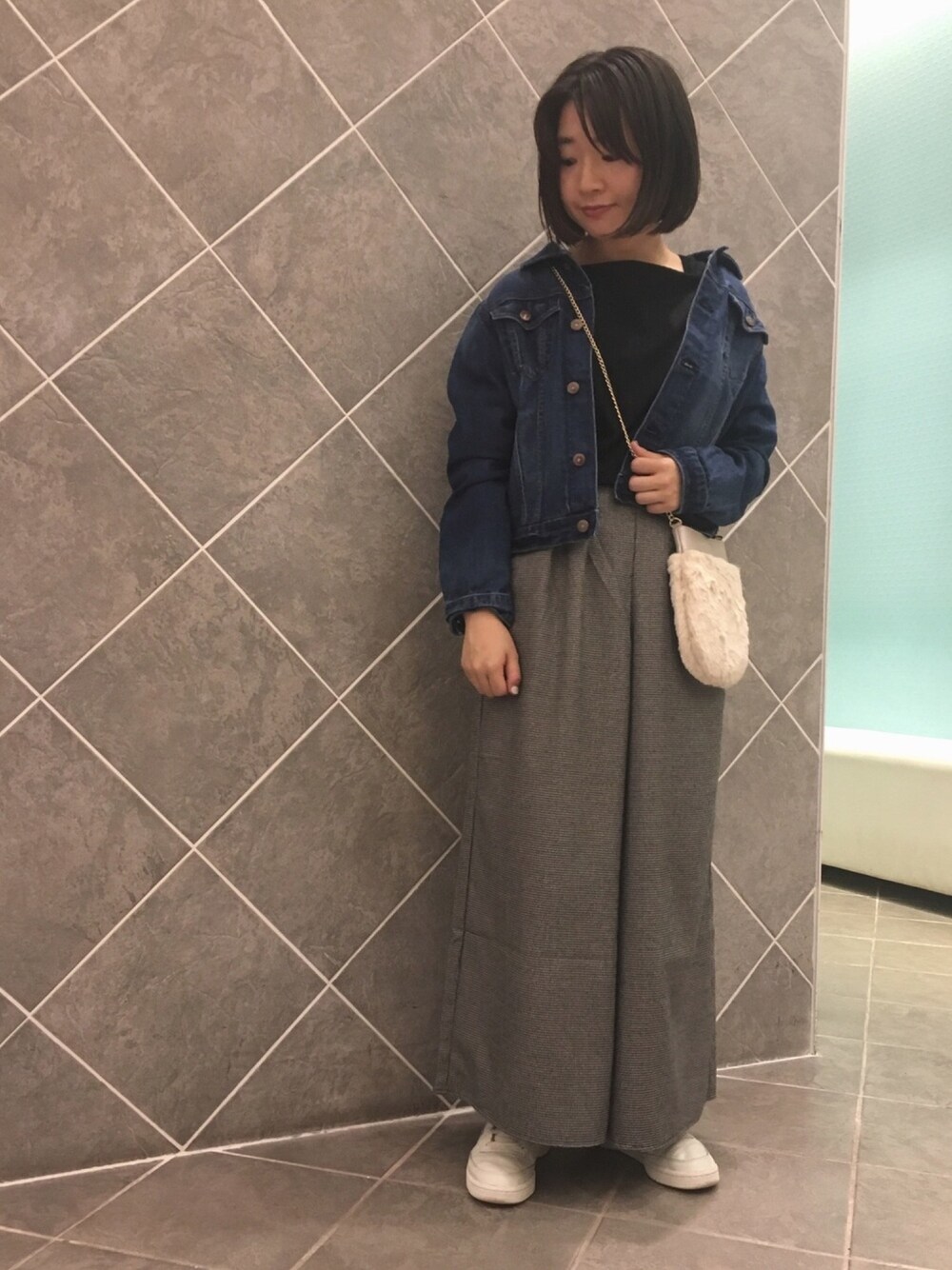 「秋、お洒落さんとつながりたい、大人コーデ、オトナカジュアル、Gジャン、チェックパンツ、ファー小物、earth music&ecology、スニーカーコーデ、秋服準備はじめました」｜「earth music&ecologyのUSA COTTONデニムGジャン（デニムジャケット、ブルー系）」を使った、ちあきさん（レディース・156cm）の秋コーディネートの1枚目の写真