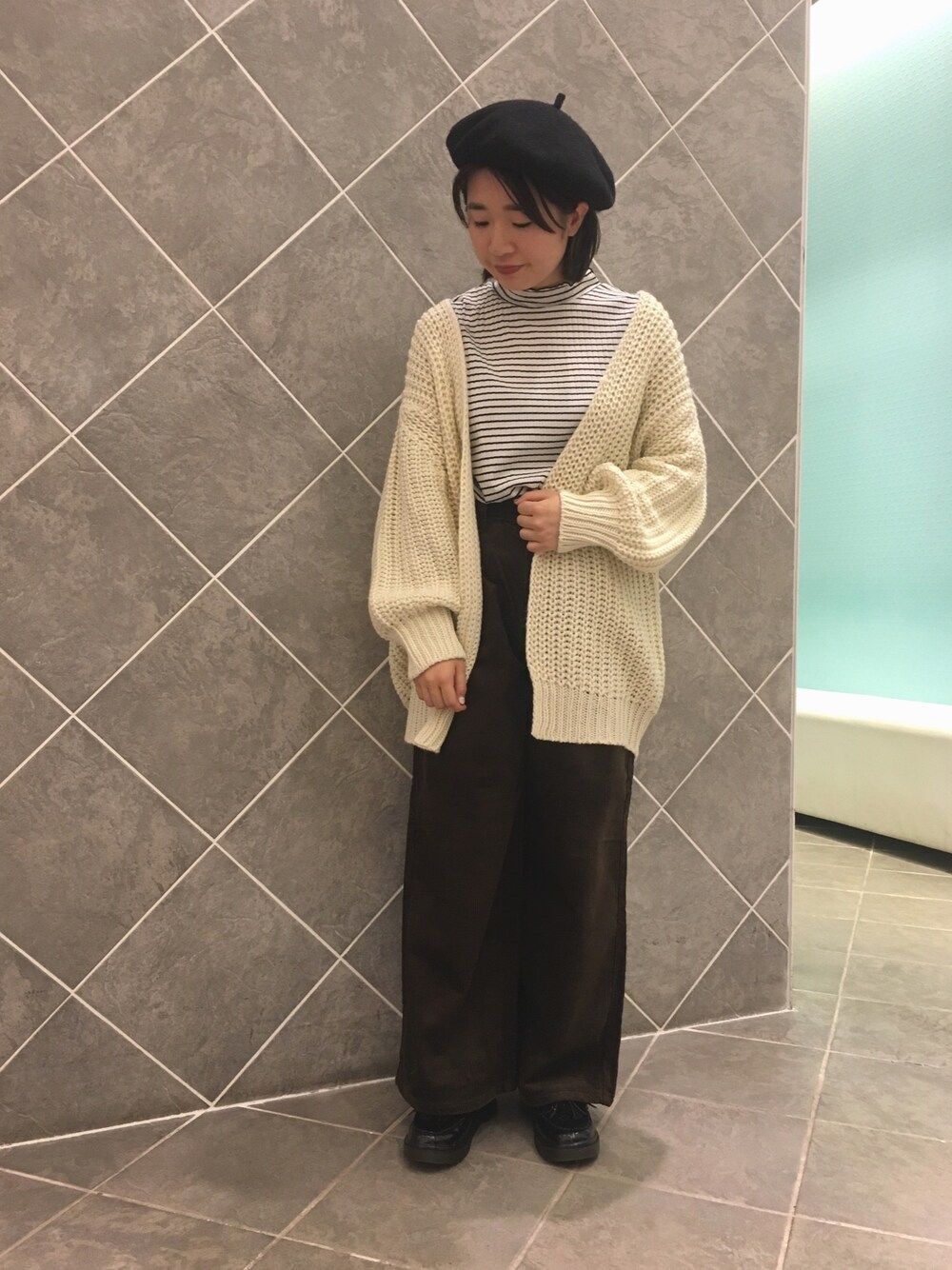 「秋コーデ、大人カジュアル、ワイドパンツ、コーデュロイ、コーディロイパンツ、ざっくりニット、カーディガン、ベレー帽、おしゃれさんと繋がりたい、earth music&ecology」｜「earth music&ecologyのバスクベレー ●（ハンチング/ベレー帽、ブラック系）」を使った、ちあきさん（レディース・156cm）の秋コーディネートの1枚目の写真