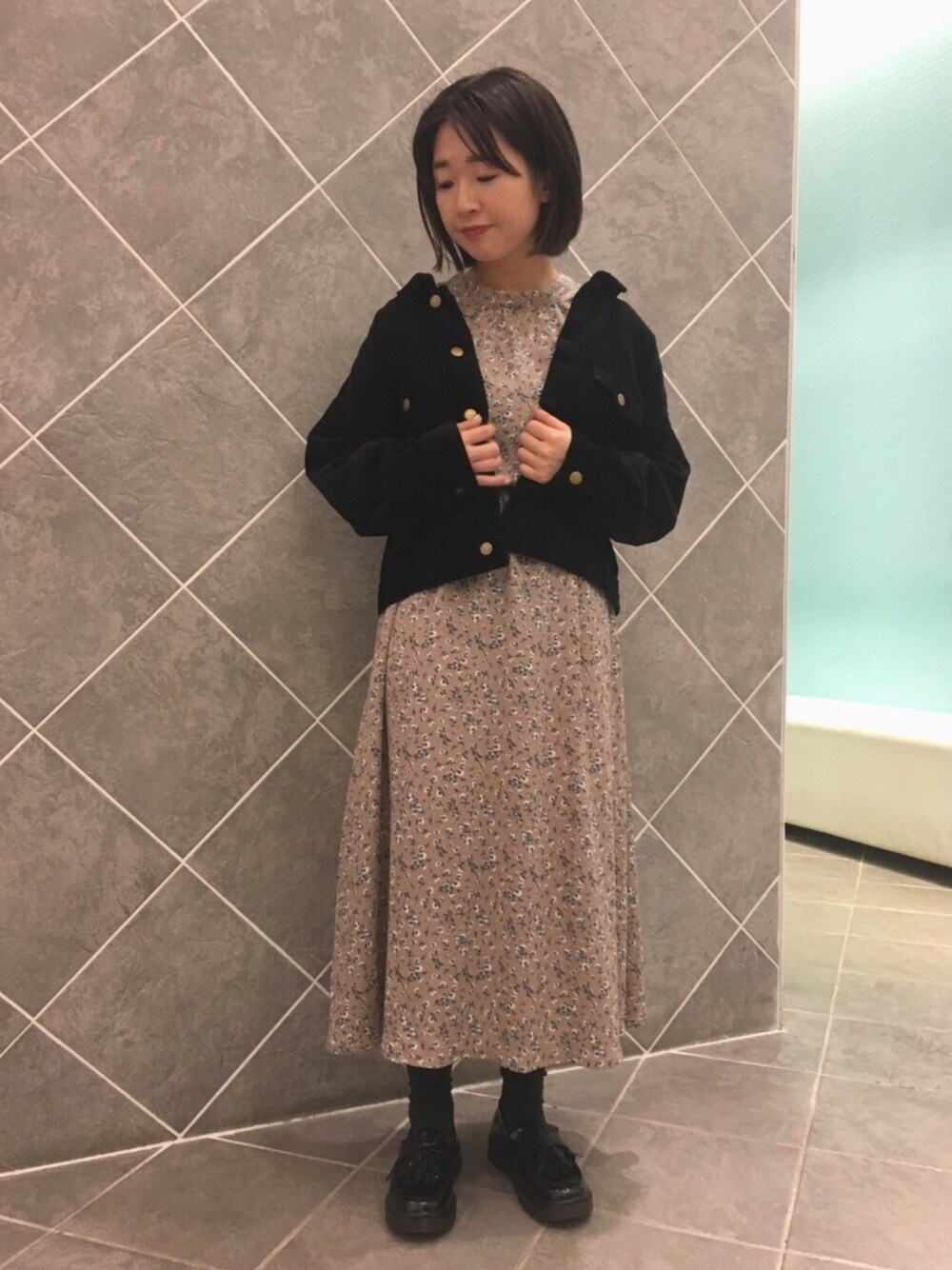 「秋コーデ、大人カジュアル、コーデュロイ、ジャケット、黒、ベージュ、ワンピース、花柄、earth music&ecology、おしゃれさんと繋がりたい」｜「earth music&ecologyのCOTTON USAコーデュロイ(BIG Gジャン)（その他アウター、ブラック系）」を使った、ちあきさん（レディース・156cm）の秋コーディネートの1枚目の写真