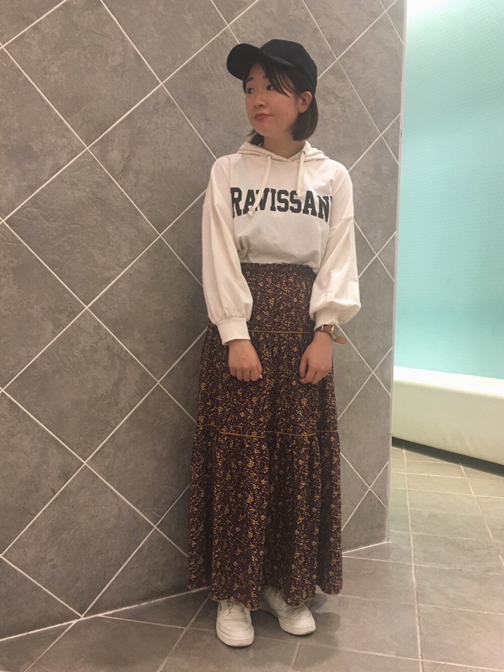 「秋、カジュアル、パーカー、スカート、花柄、キャップ、スニーカー、花柄スカート、スウェット、おしゃれさんと繋がりたい」｜「Green　Parksの・RAYCASSIN ロゴptフーディ（パーカー、ホワイト系）」を使った、ちあきさん（レディース・156cm）の秋コーディネートの1枚目の写真