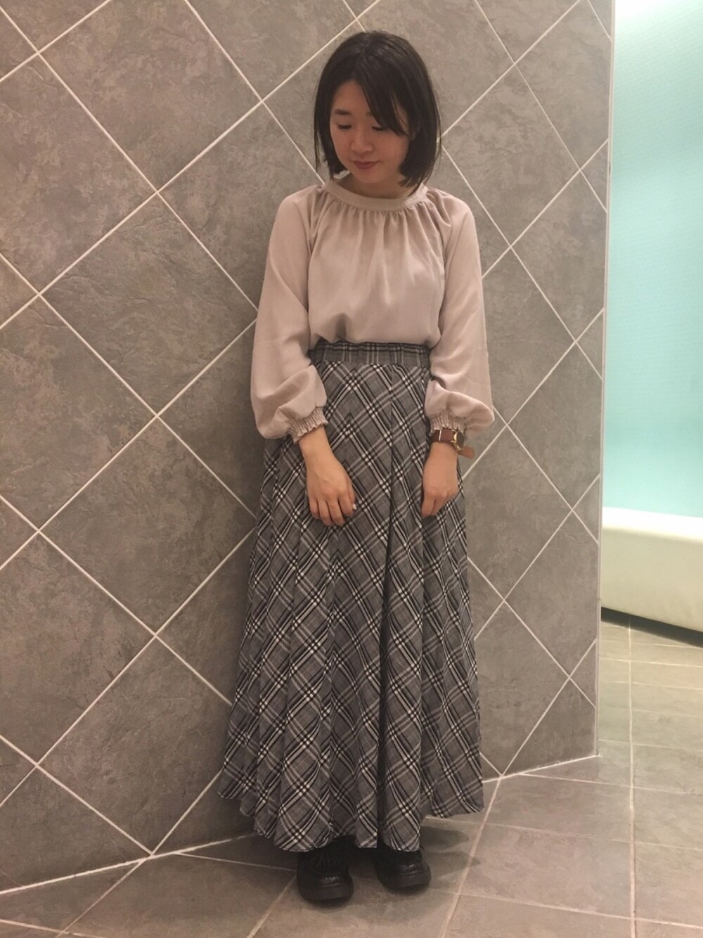 「ローファー、秋、秋のコーデ、チェック、チェックスカート、ブラウス、ベージュ、おしゃれさんと繋がりたい、お洒落さんとつながりたい、秋コーデ」｜「Green　Parksの・ノーカラーギャザーブラウス（シャツ/ブラウス、ホワイト系）」を使った、ちあきさん（レディース・156cm）の秋コーディネートの1枚目の写真