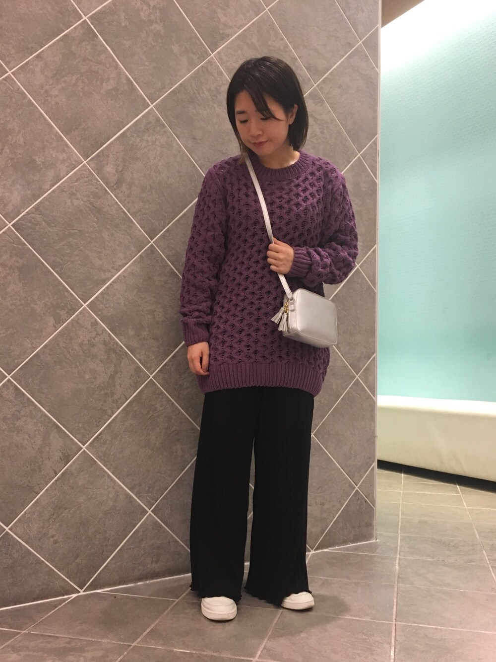 「パンツスタイル、リブパンツ、ワイドパンツ、チュニック、ニット、秋コーデ、ざっくりニット、スニーカー、おしゃれさんと繋がりたい、ootd」｜「Green　Parksの・furryrate モールヤーンニットチュニック（チュニック、パープル系）」を使った、ちあきさん（レディース・156cm）の秋コーディネートの1枚目の写真