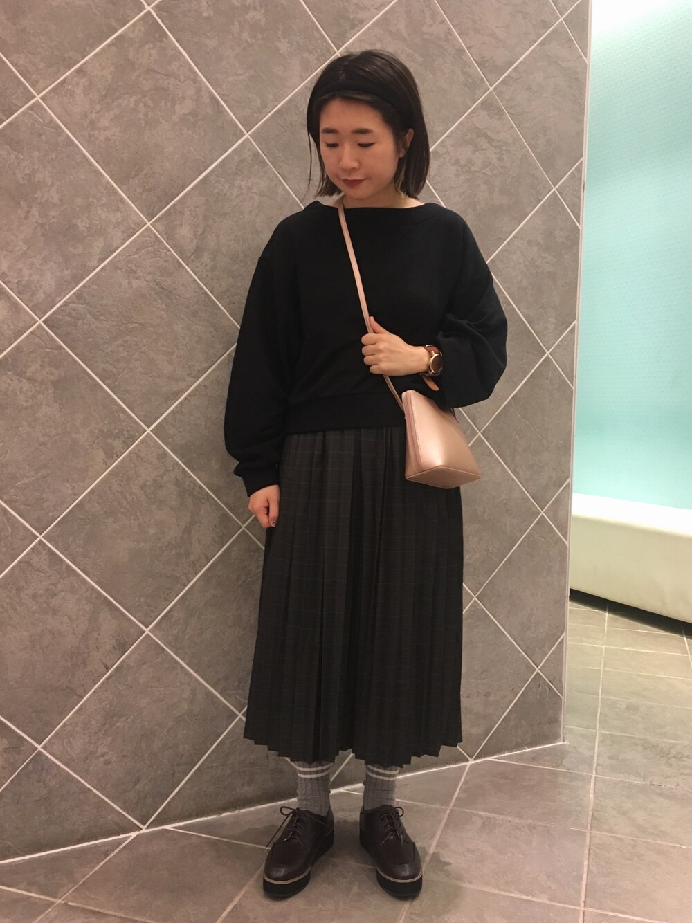 「秋コーデ、オトナカジュアル、スウェット、チェックスカート、プリーツスカート、オジ靴、おしゃれさんと繋がりたい、ショルダーバッグ、Green Parks、ロングスカート」｜「Green　Parksの・ボリュームスリーブウラケプルオーバー（Tシャツ/カットソー、ブラック系）」を使った、ちあきさん（レディース・156cm）の秋コーディネートの1枚目の写真