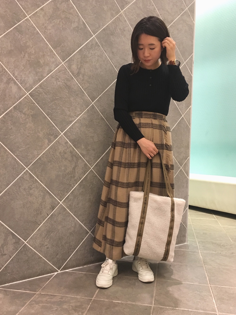 「秋冬コーデ、スニーカーコーデ、チェックスカート、おしゃれさんと繋がりたい、カジュアルコーデ、ボア、トートバッグ、reebok、スニーカー、ロングスカート」｜「Green　Parksの・ヘンリーネックニットプルオーバー（ニット/セーター、ブラック系）」を使った、ちあきさん（レディース・156cm）の秋コーディネートの1枚目の写真