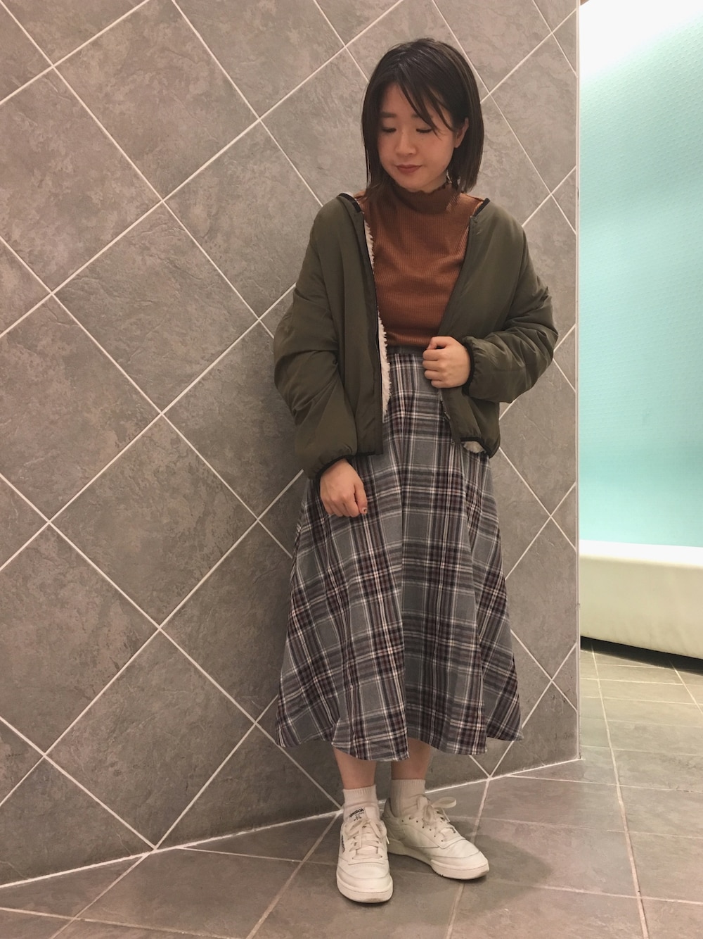 「秋冬コーデ、ブルゾン、リバーシブルブルゾン、おしゃれさんと繋がりたい、カジュアルコーデ、チェックスカート、大人カジュアル、スニーカー、プチプラ、ootd」｜「Green　Parksの・袖口レースボトルネックプルオーバー（Tシャツ/カットソー、イエロー系）」を使った、ちあきさん（レディース・156cm）の秋コーディネートの1枚目の写真