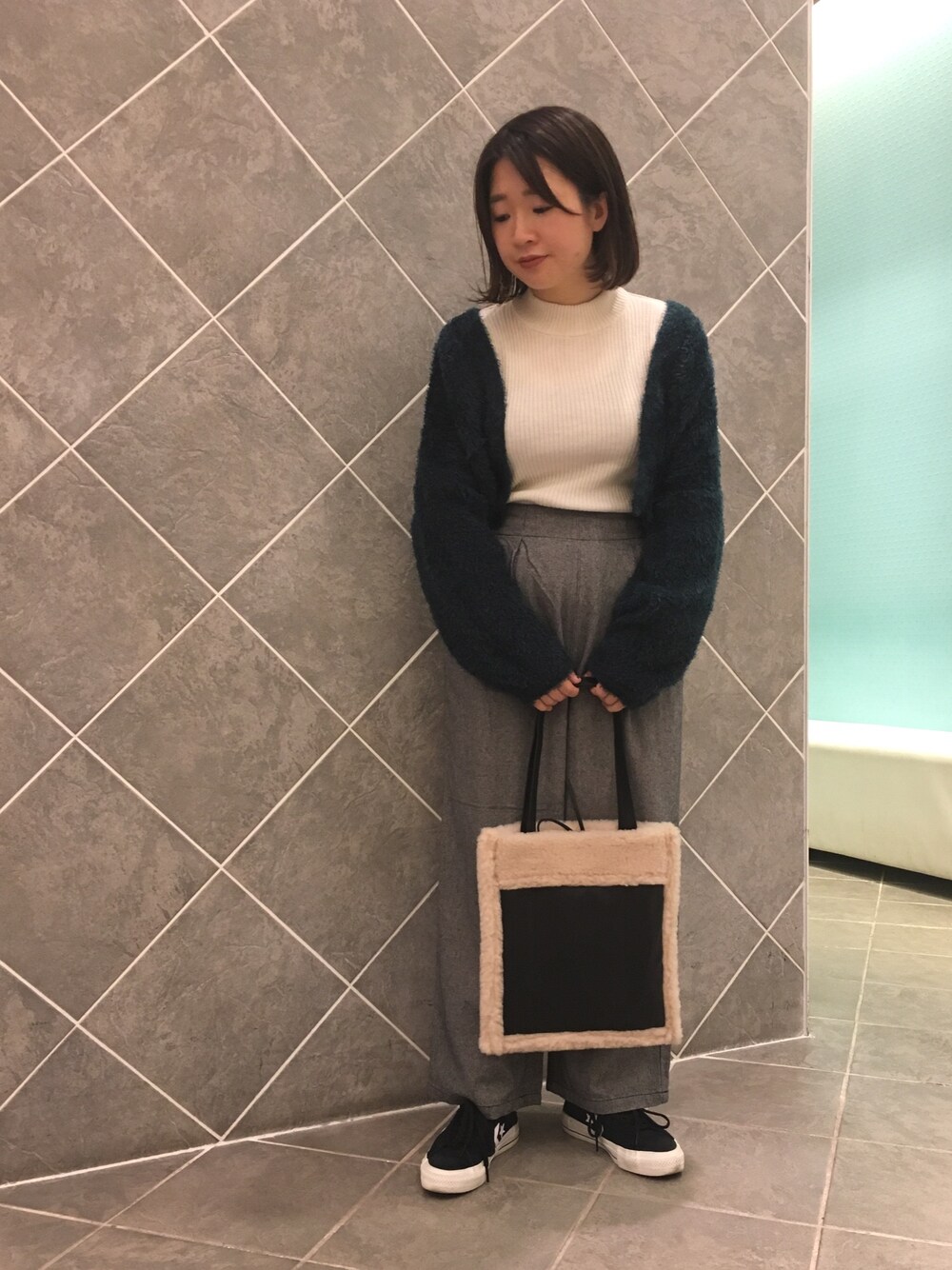 「秋のコーデ、earth music&ecology、カーディガン、パンツスタイル、ワイドパンツ、ショート丈トップス、グリーン、スニーカー、おしゃれさんと繋がりたい、オトナカジュアル」｜「Green　Parksの・ハイネックリブニットプルオーバー（ニット/セーター、ホワイト系）」を使った、ちあきさん（レディース・156cm）の秋コーディネートの1枚目の写真