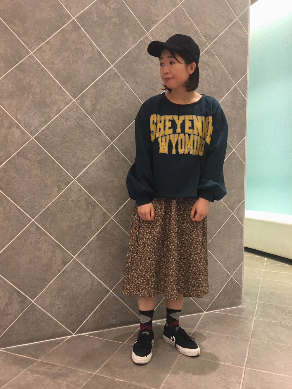「秋のコーデ、トレーナー、スウェット、ロゴスウェット、花柄、花柄スカート、earth music&ecology、おしゃれさんと繋がりたい、プチプラコーデ、スニーカー」｜「earth music&ecologyの・裏起毛ワイドプルオーバー（Tシャツ/カットソー、グリーン系）」を使った、ちあきさん（レディース・156cm）の秋コーディネートの1枚目の写真