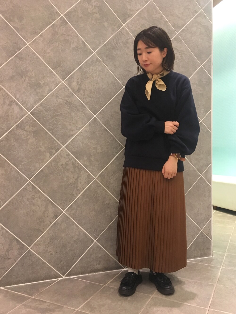 「カジュアルコーデ、きれいめカジュアル、スウエット、トレーナー、プリーツスカート、ローファー、お洒落さんとつながりたい、スカーフ、バンダナ、ボリューム袖」｜「Green　Parksの・タックスリーブウラキモウプルオーバー（Tシャツ/カットソー、ブルー系）」を使った、ちあきさん（レディース・156cm）の秋コーディネートの1枚目の写真