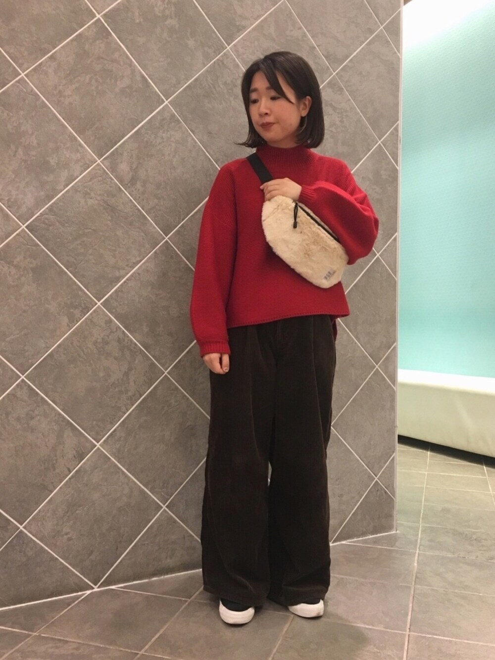 「カジュアル、ラングラー、ワイドパンツ、コーデュロイパンツ、プチプラコーデ、ウエストバッグ、ボアバッグ、スニーカー、赤、ニット」｜「Green　ParksのWR ワイドコーデュロイパンツ（その他パンツ、ブラウン系）」を使った、ちあきさん（レディース・156cm）の秋コーディネートの1枚目の写真