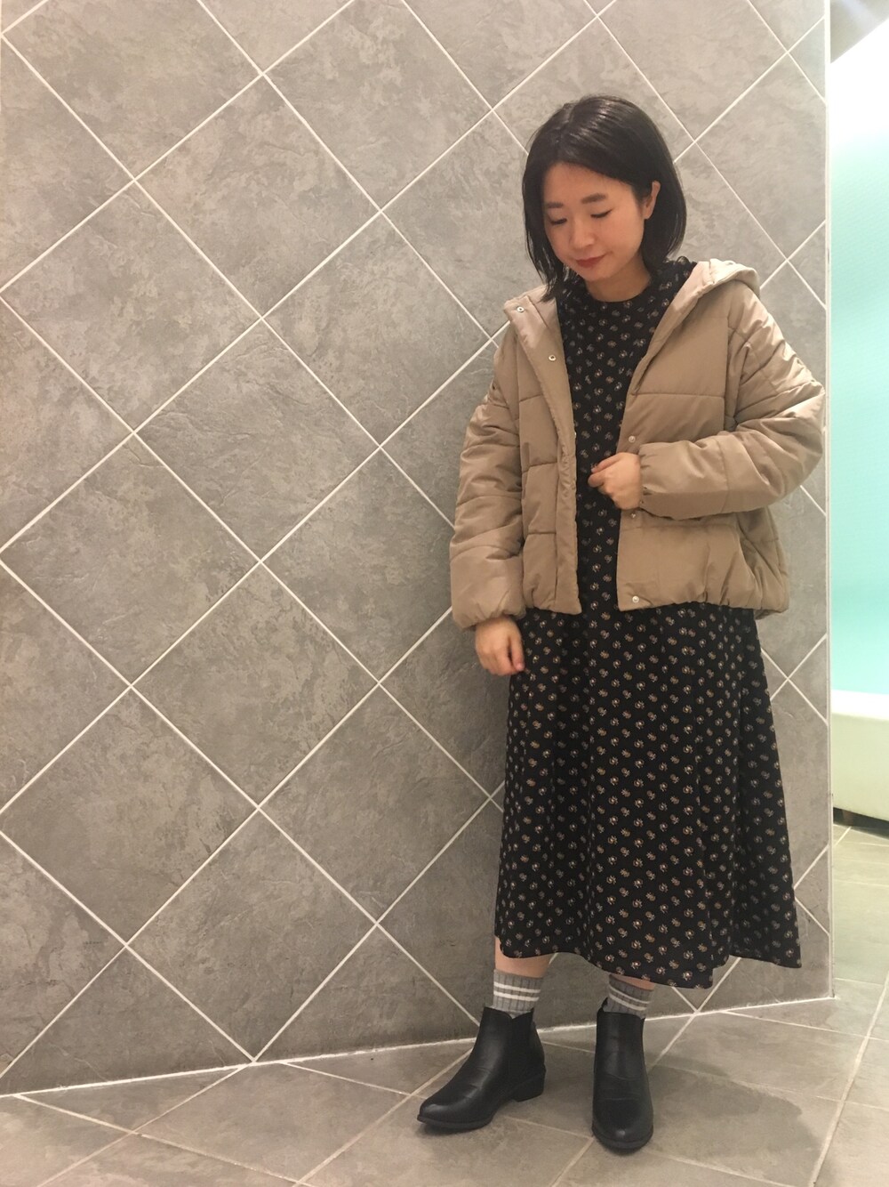 「冬コーデ、冬、アウター、ダウンジャケット、中綿ジャケット、earth music&ecology、花柄、ワンピース、おしゃれさんと繋がりたい、きれいめカジュアル」｜「earth music&ecologyの・7col 中綿ショートブルゾン ●（ブルゾン、ベージュ系）」を使った、ちあきさん（レディース・156cm）の冬コーディネートの1枚目の写真