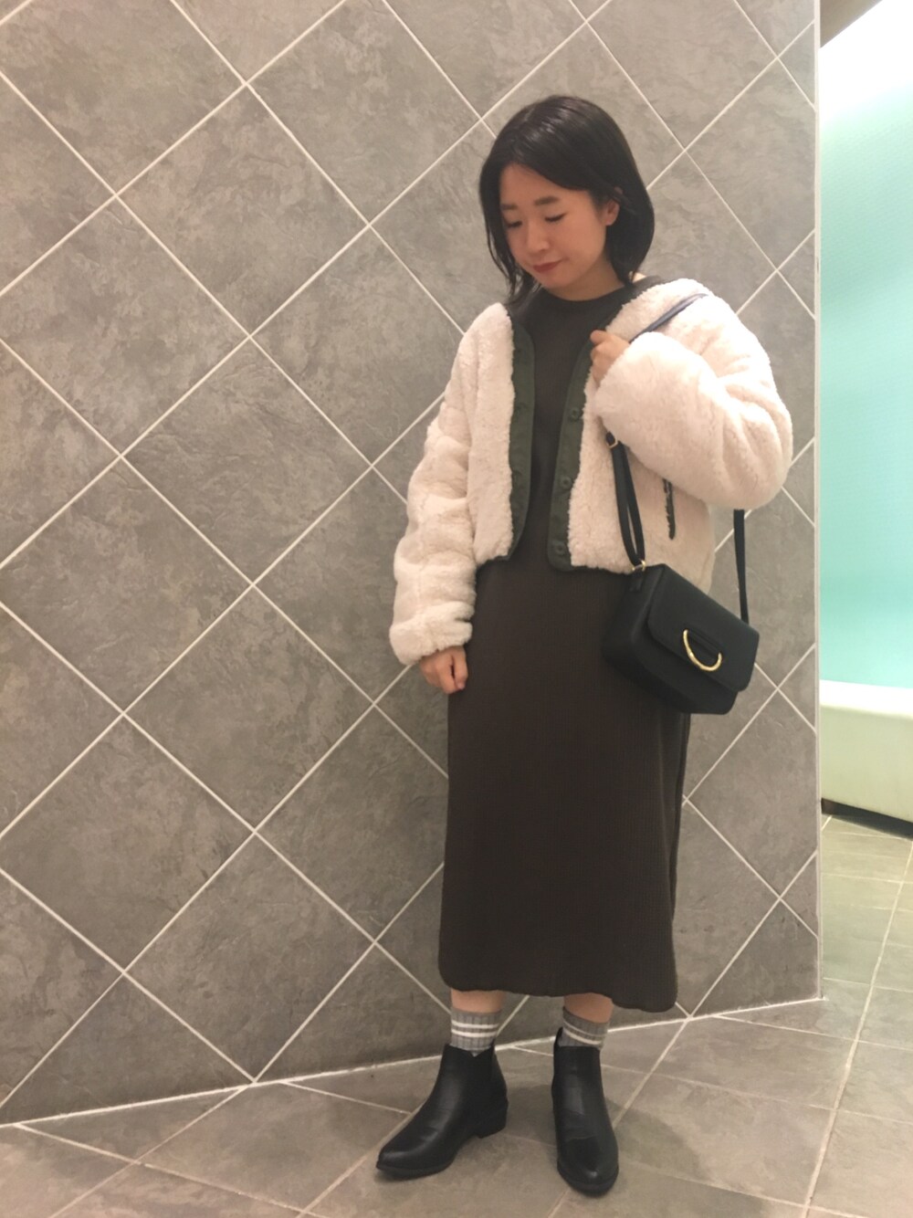 「大人カジュアル、冬コーデ、ボア、ボアブルゾン、ワンピース、ワッフル、ブーツ、ショートブーツ、おしゃれさんと繋がりたい、オトナカジュアル」｜「Green　Parksの・リバーシブルボアブルゾン（ブルゾン、ホワイト系）」を使った、ちあきさん（レディース・156cm）の冬コーディネートの1枚目の写真
