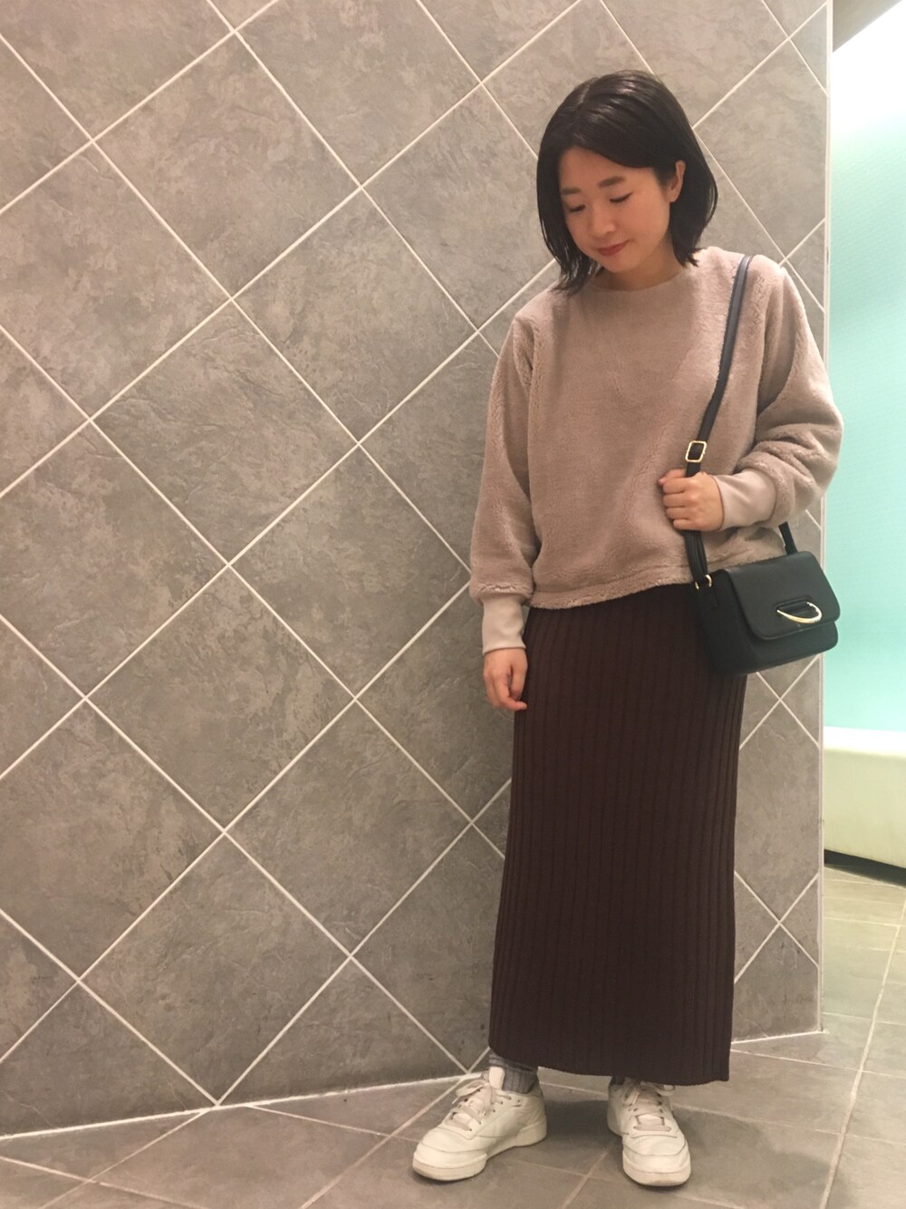 「大人カジュアル、冬、ボア、スウェット、ニットスカート、リブニット、タイトスカート、ロングスカート、ラクチンコーデ、スニーカー」｜「Green　Parksの・ワイドリブニットロングタイトスカート（スカート、ブラウン系）」を使った、ちあきさん（レディース・156cm）の冬コーディネートの1枚目の写真
