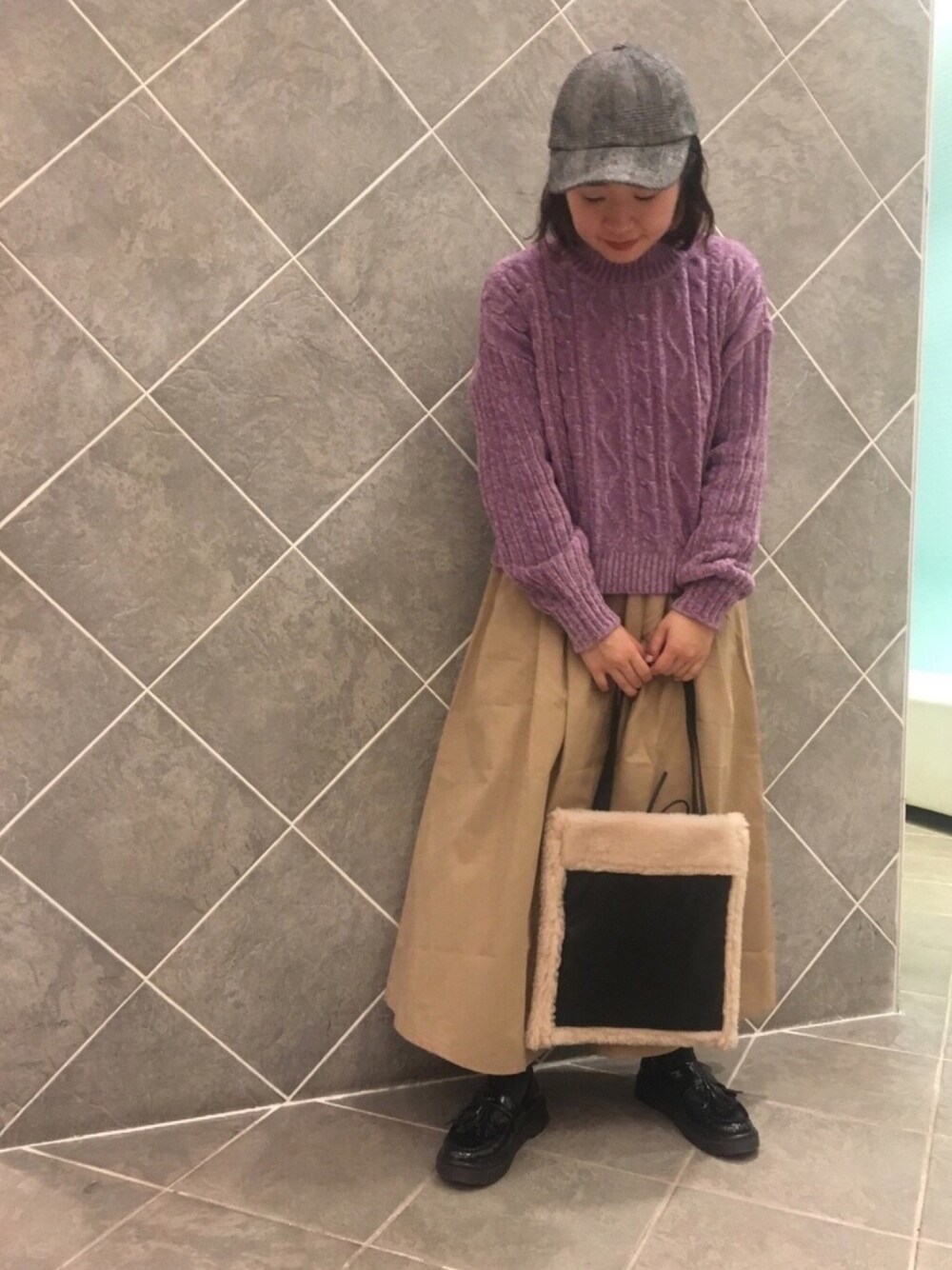 「冬コーディネート、大人カジュアル、チノスカート、ロングスカート、ニット、紫、ラベンダー、キャップ、プチプラコーデ、earth music&ecology」｜「earth music&ecologyの・CHECKキャップ（キャップ、グレー系）」を使った、ちあきさん（レディース・156cm）の冬コーディネートの1枚目の写真