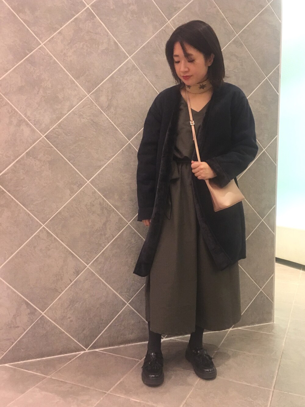 「きれいめカジュアル、ローファー、ムートンコート、シャツワンピ、ワンピース、カーキ、スカーフ、おしゃれさんと繋がりたい、冬」｜「Green　Parksの・スキッパーネックワンピース（ワンピース、グリーン系）」を使った、ちあきさん（レディース・156cm）の冬コーディネートの1枚目の写真
