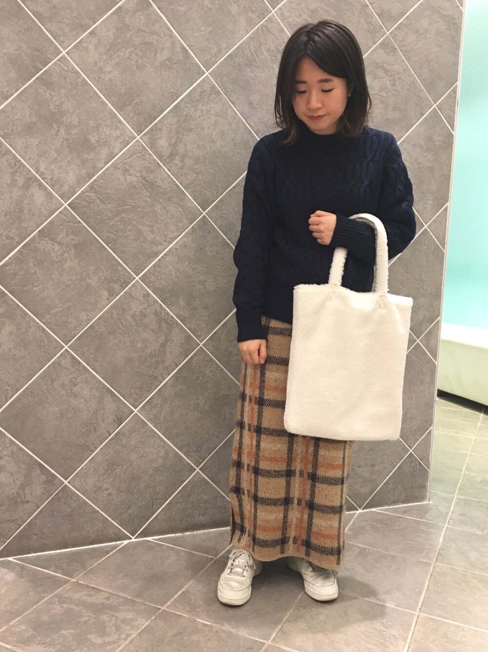 「オトナカジュアル、チェックスカート、タイトスカート、ロングスカート、ざっくりニット、ケーブルニット、スニーカーコーデ、プチプラ、earth music&ecology、きれいめカジュアル」｜「earth music&ecologyの・フロントケーブルハイネックニットプルオーバー ○（ニット/セーター、ブルー系）」を使った、ちあきさん（レディース・156cm）の冬コーディネートの1枚目の写真