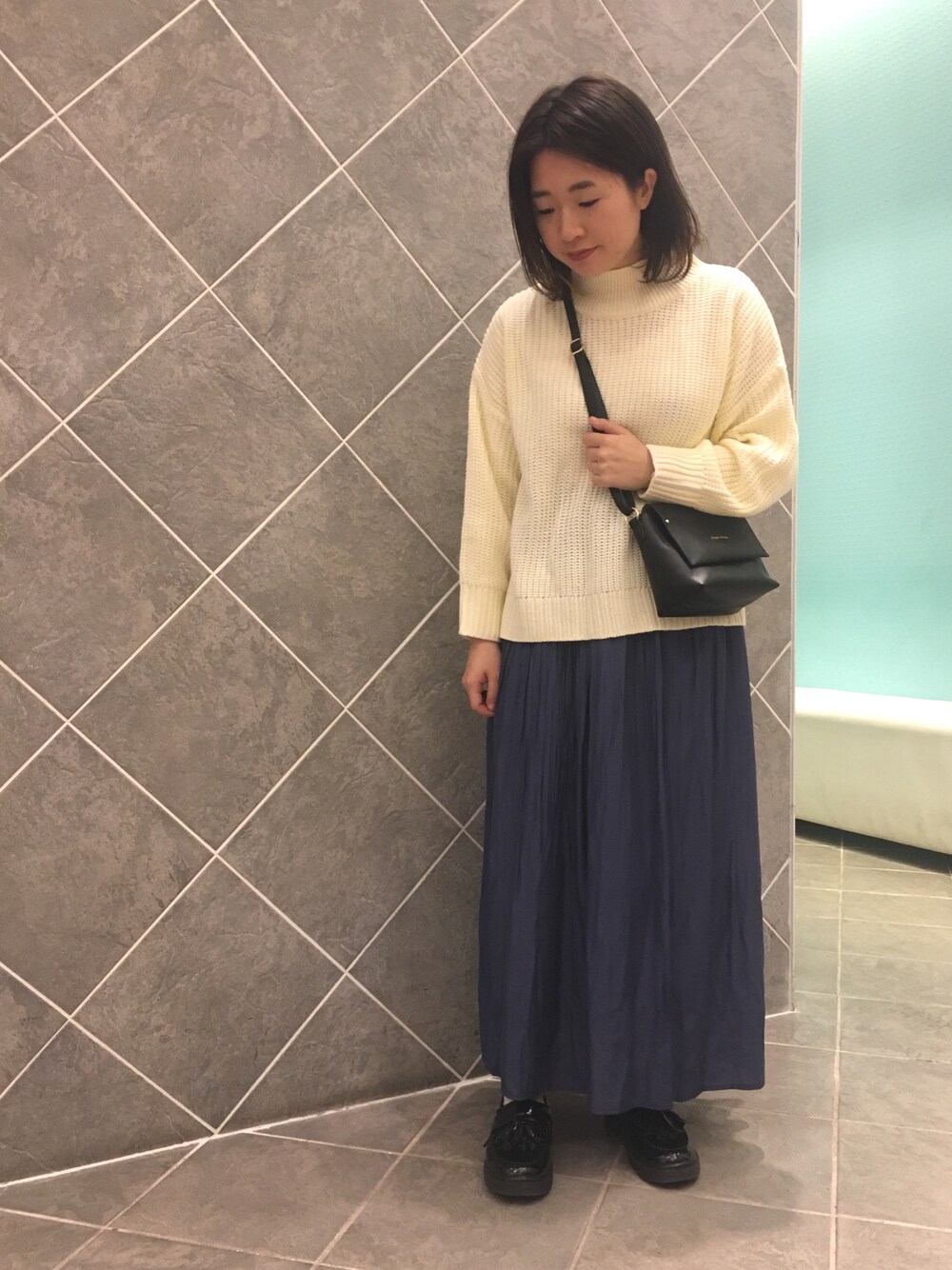 「シンプルコーデ、大人カジュアル、earth music&ecology、ロングスカート、春コーデ、ニット、白ニット、ブルー、プリーツスカート」｜「earth music&ecologyの・12colハイネックニットプルオーバー ●（ニット/セーター、ホワイト系）」を使った、ちあきさん（レディース・156cm）の冬コーディネートの1枚目の写真