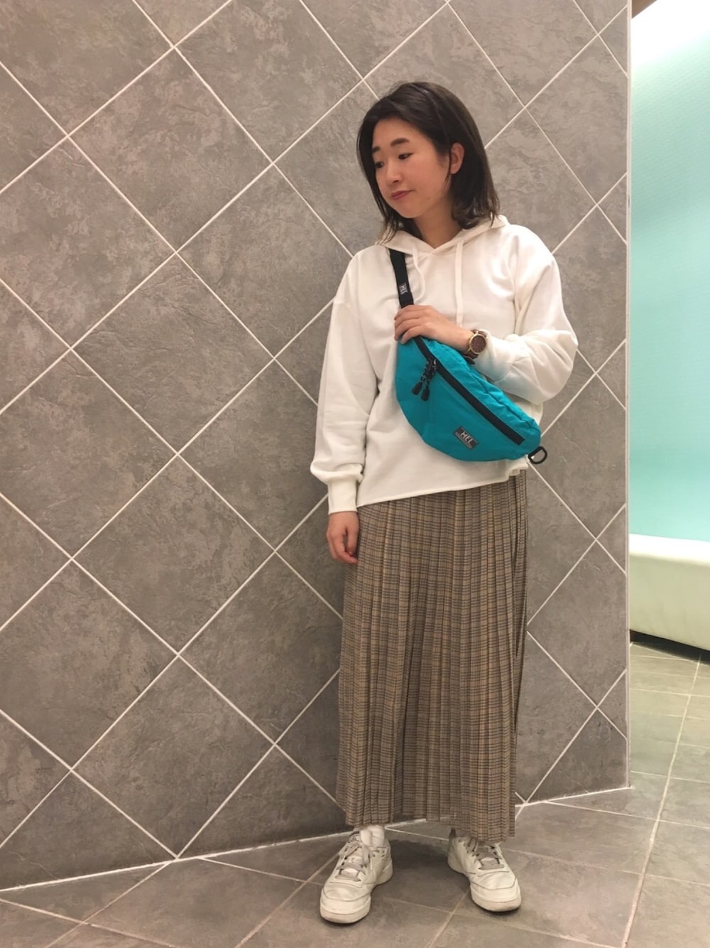 「カジュアル、オトナ女子、大人カジュアル、チェックスカート、ロングスカート、パーカー、白、オトナカジュアル、お洒落さんとつながりたい」｜「Green　Parksのスウェットパーカー（パーカー、ホワイト系）」を使った、ちあきさん（レディース・156cm）の冬コーディネートの1枚目の写真