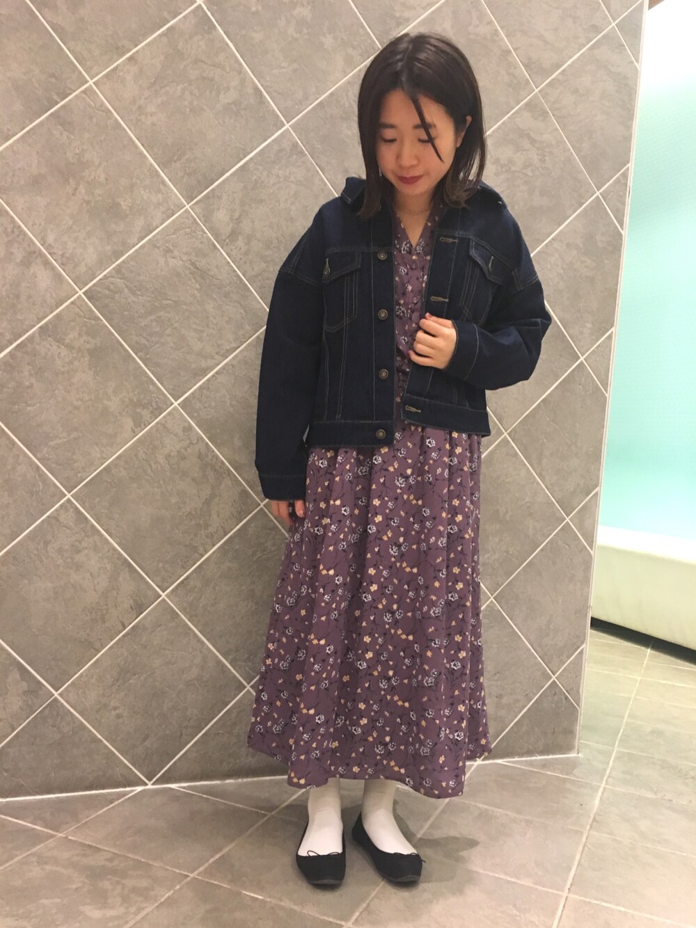 「春、オトナカジュアル、花柄ワンピース、Gジャン、春コーデ、ワンピース、お洒落さんとつながりたい、バレエシューズ、デニム、ロングワンピース」｜「Green　Parksの・・デニムジャケット（その他アウター、ブルー系）」を使った、ちあきさん（レディース・156cm）の冬コーディネートの1枚目の写真