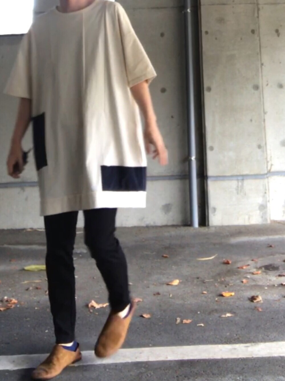ブラウン系のシューズ、ホワイト系のTシャツ/カットソーを着用したメンズの秋コーディネートの1枚目の写真