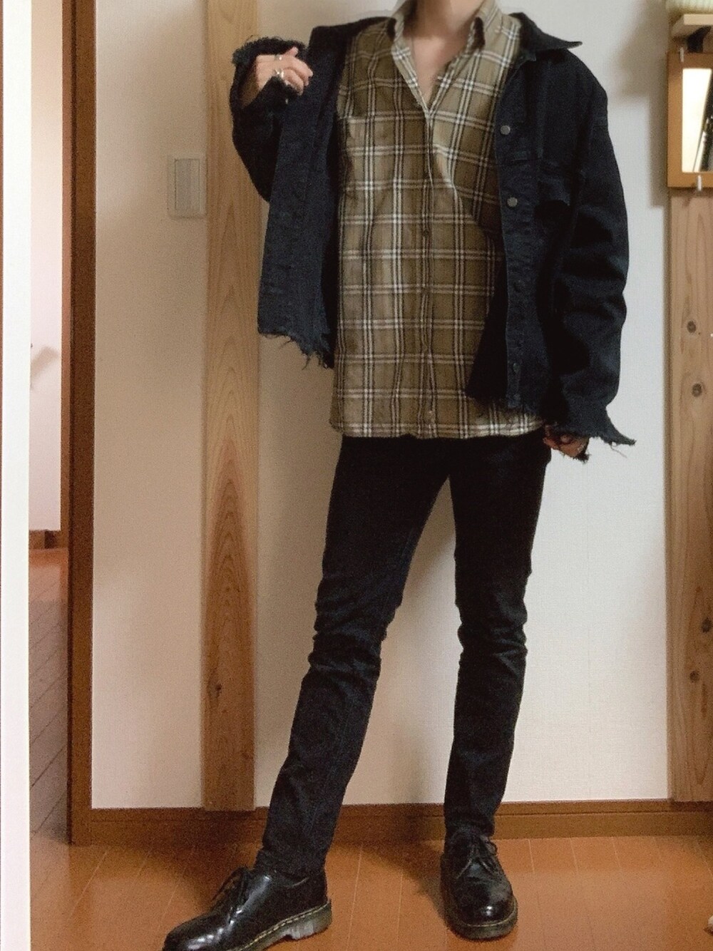 ブラック系のデニムパンツ、ブラック系のブーツ、ブラック系のデニムジャケットを着用したメンズの秋コーディネートの1枚目の写真