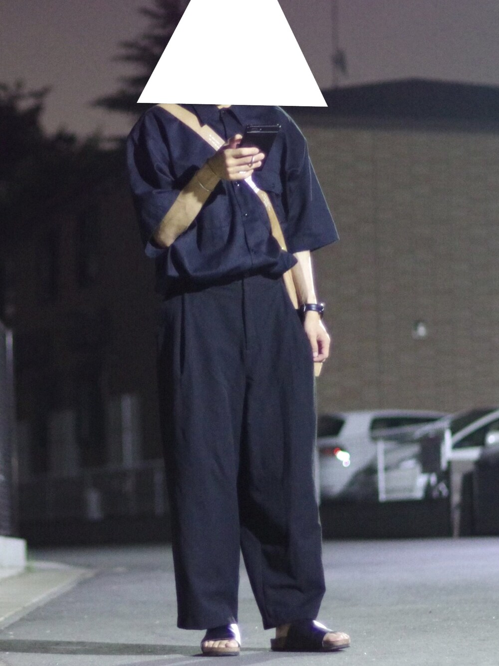 ベージュ系のトートバッグ、ブラック系のパンツ、ブラック系のシャツ/ブラウスを着用したメンズの夏コーディネートの1枚目の写真