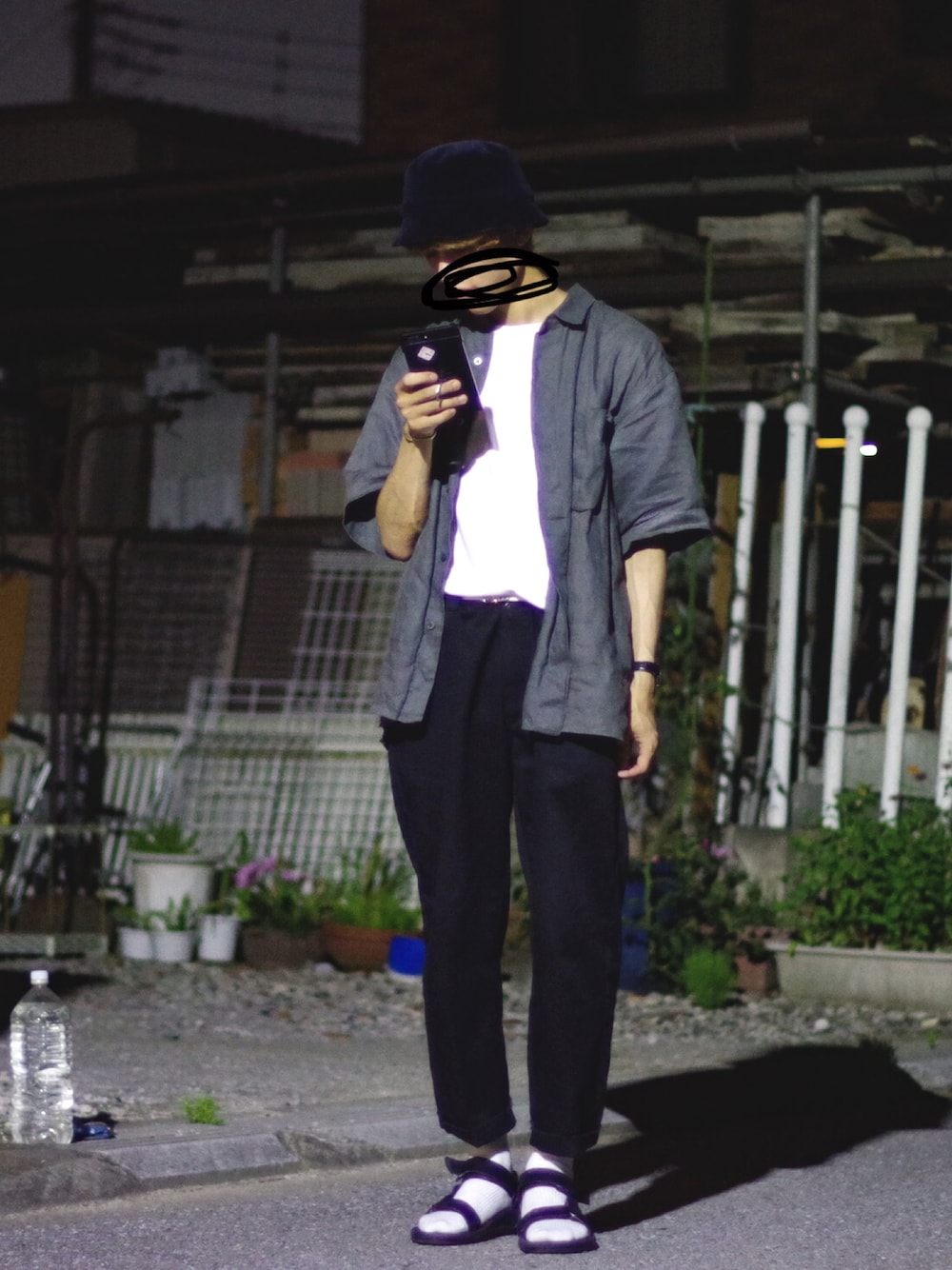 「タックイン、シンプルコーデ、シャツスタイル、ロールアップ、ブラックコーデ、サンダル、キャップ、白Tシャツ、ワイドパンツ、夏セールで買いました」｜「niko and...のリネン比翼半袖シャツ（シャツ/ブラウス、グレー系）」を使った、ビチョビチョてぃらみすさん（メンズ・173cm）の夏コーディネートの1枚目の写真