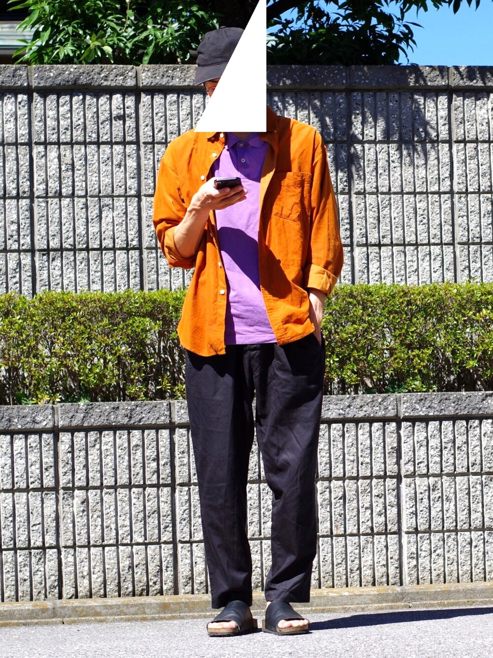 パープル系のポロシャツ、オレンジ系のシャツ/ブラウス、ブラック系のデニムパンツを着用したメンズの夏コーディネートの1枚目の写真