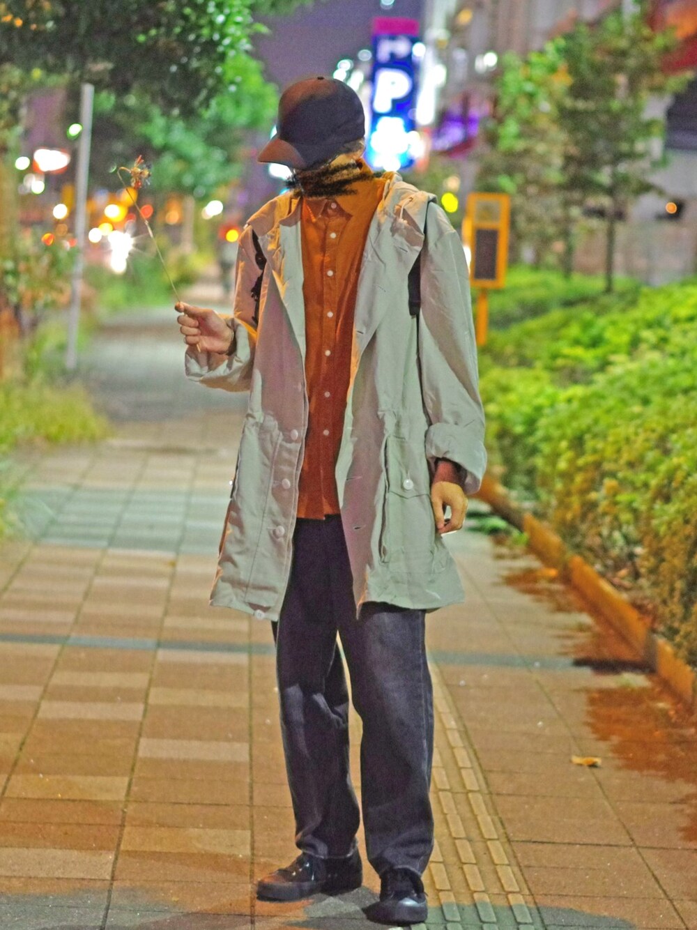 「秋のブラウンスタイル、カジュアルコーデ、秋コーデ、秋服、オーバーサイズ、ゆるコーデ、秋、スニーカー、ブラックデニム、ワイドデニム」｜「LeeのLEE / 別注80'sタックルーズデニムパンツ【niko and ...】（デニムパンツ、ブラック系）」を使った、ビチョビチョてぃらみすさん（メンズ・173cm）の秋コーディネートの1枚目の写真