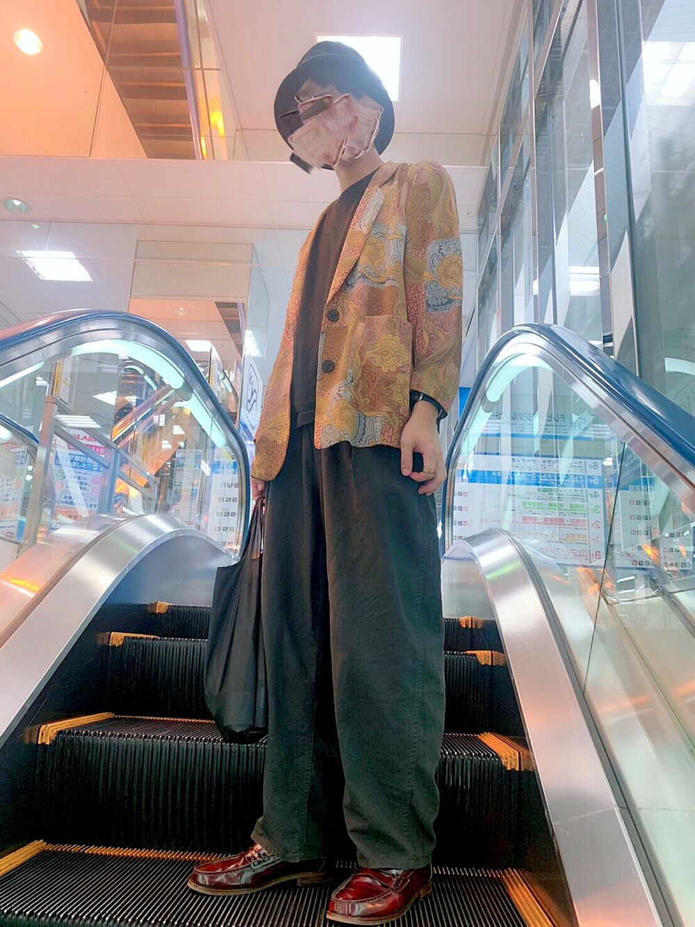 「シンプル、きれいめカジュアル、ローファー、ブラック、ワイドパンツ、ロンT、エコバッグ、秋のコーデ、革靴、ゆるコーデ」｜「niko and...のコットンリネンコクーンデカゆるパンツ（その他パンツ、グレー系）」を使った、ビチョビチョてぃらみすさん（メンズ・173cm）の秋コーディネートの1枚目の写真