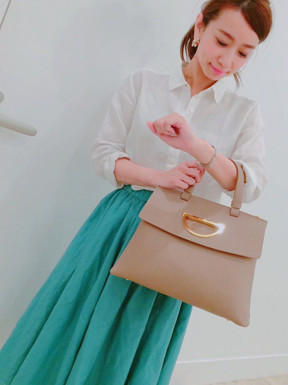 「おしごとスタイル、シャツスタイル、ワンハンドルバッグ、グレージュ、skirt、フレアスカート」｜「URBAN RESEARCHのアイテム（スカート、グリーン系）」を使った、Makiさん（レディース・154cm）の春コーディネートの1枚目の写真