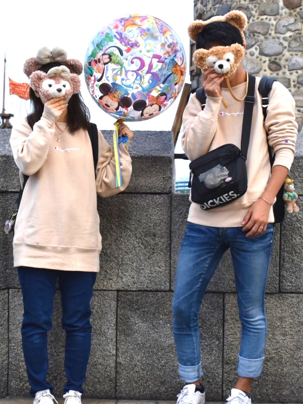 「ディズニー、ディズニーコーデ、おそろいコーデ、ペアルック、チャンピオン、デニム、リュック、コンバース、ダッフィー、シェリーメイ」｜「ChampionのChampion×relume / 別注チャンピオン 11.5oz REVERSE WEAVE スウェット#（スウェット、ベージュ系）」を使った、Hitomi♡さん（レディース・153cm）の秋コーディネートの1枚目の写真