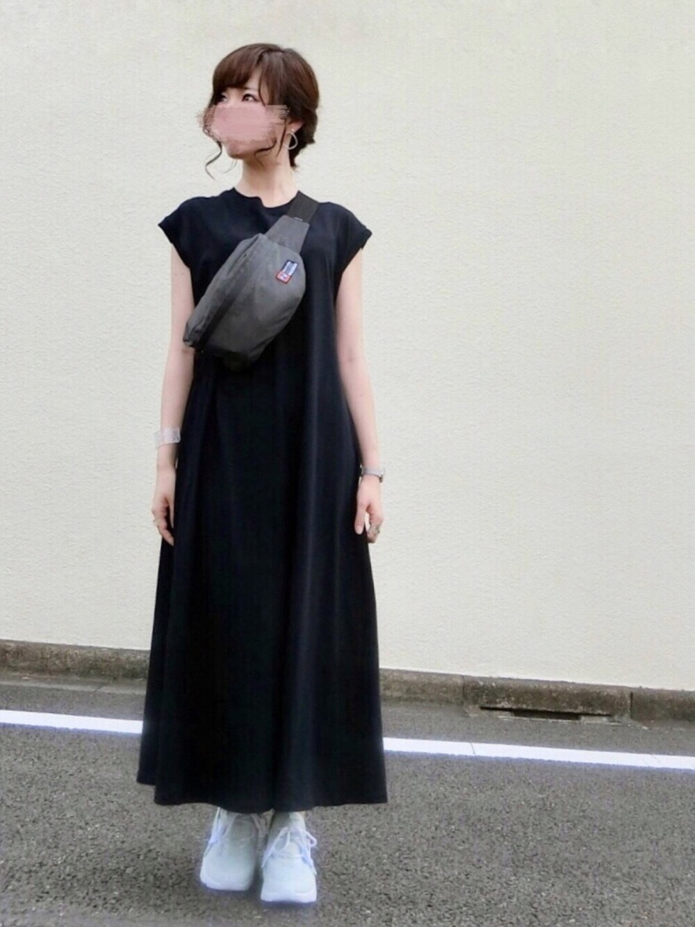 「Sonny　Label、SonnyLabel、サニーレーベル、マキシ丈ワンピース、ワンピース、ロングワンピース、Tシャツワンピ、ウエストポーチ、ハラチ、NIKE」｜「URBAN RESEARCH Sonny LabelのAラインカットマキシワンピース（ワンピース、ブルー系）」を使った、みみみさん（レディース・162cm）の夏コーディネートの1枚目の写真
