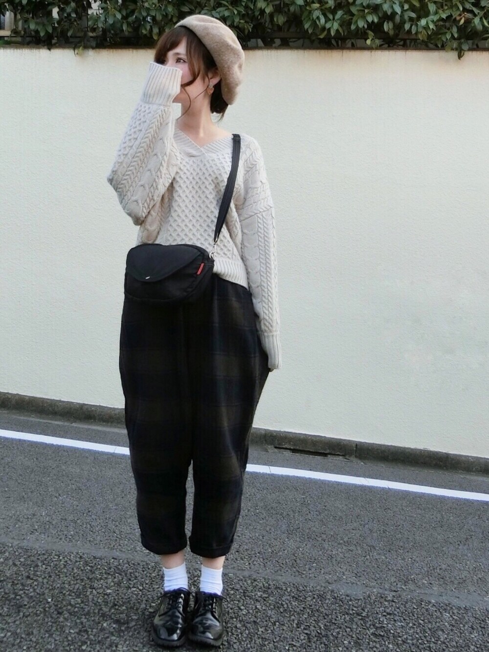 ベージュ系のニット/セーター、ブラック系のその他パンツ、ブラック系のその他シューズを着用したレディースの秋コーディネートの1枚目の写真